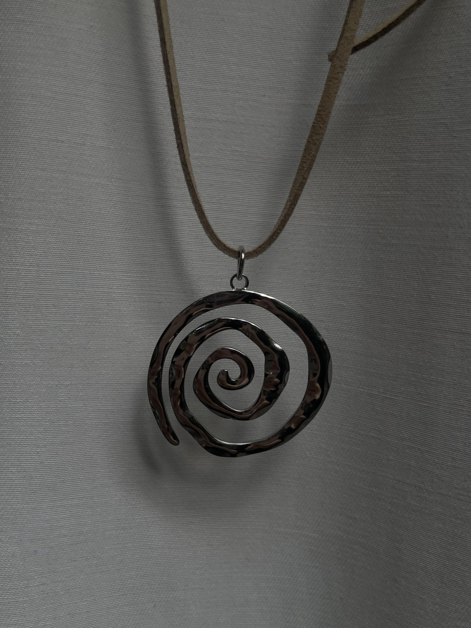 שרשרת חוט זמש עם תליון ספירלה בכסף