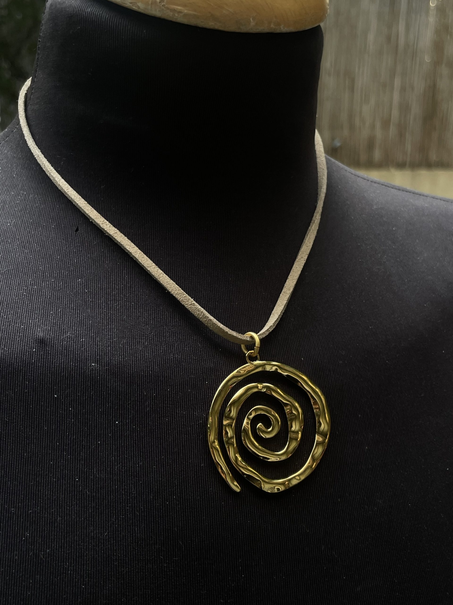 שרשרת חוט זמש עם תליון ספירלה בזהב