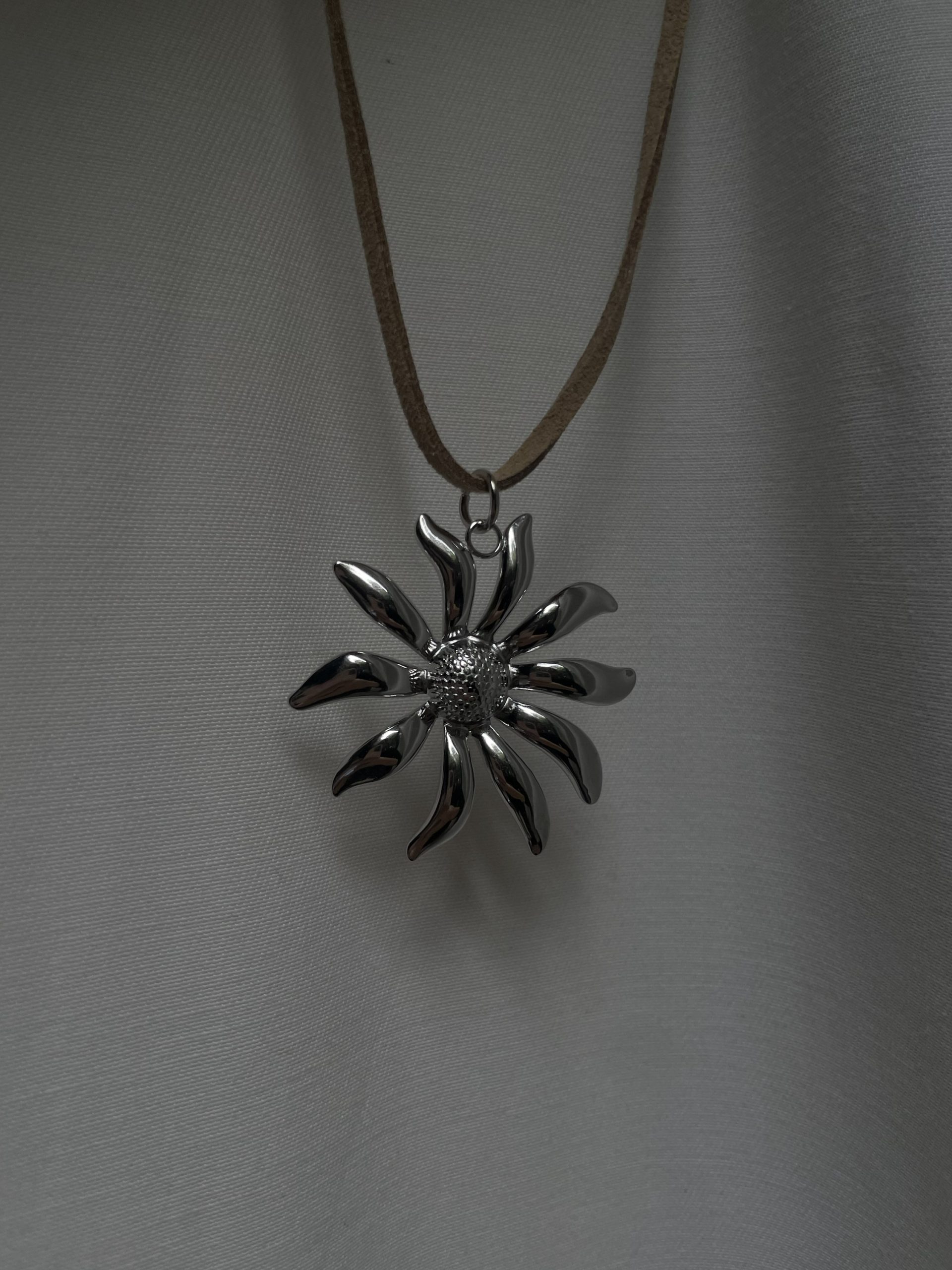 שרשרת חוט זמש עם תליון פרח