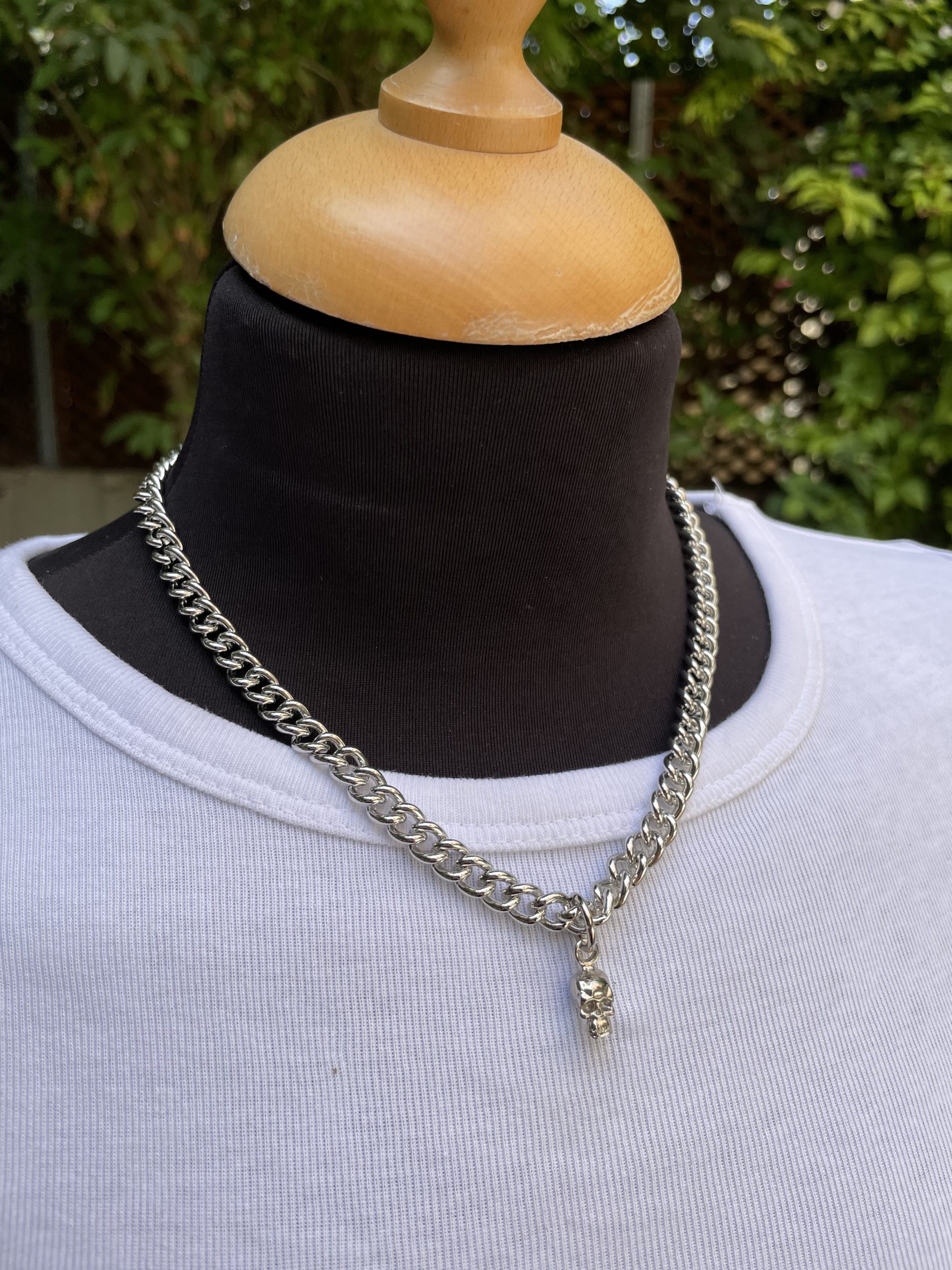 שרשרת גולגולת מבריקה
