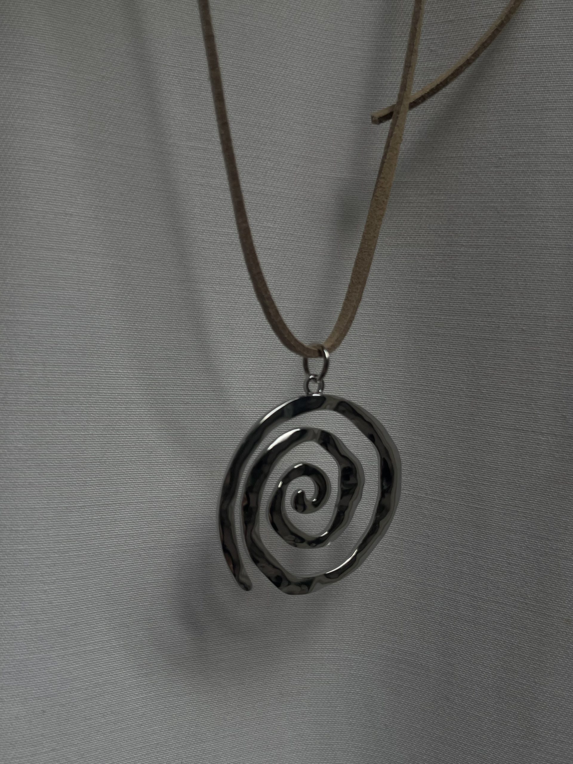 שרשרת חוט זמש עם תליון ספירלה בכסף