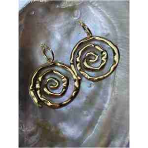 עגילי חישוק עם תליוני ספירלה בזהב
