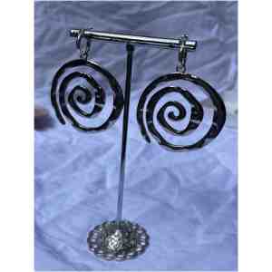 עגילי חישוק עם תליוני ספירלה בכסף