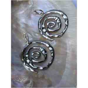 עגילי חישוק עם תליוני ספירלה בכסף