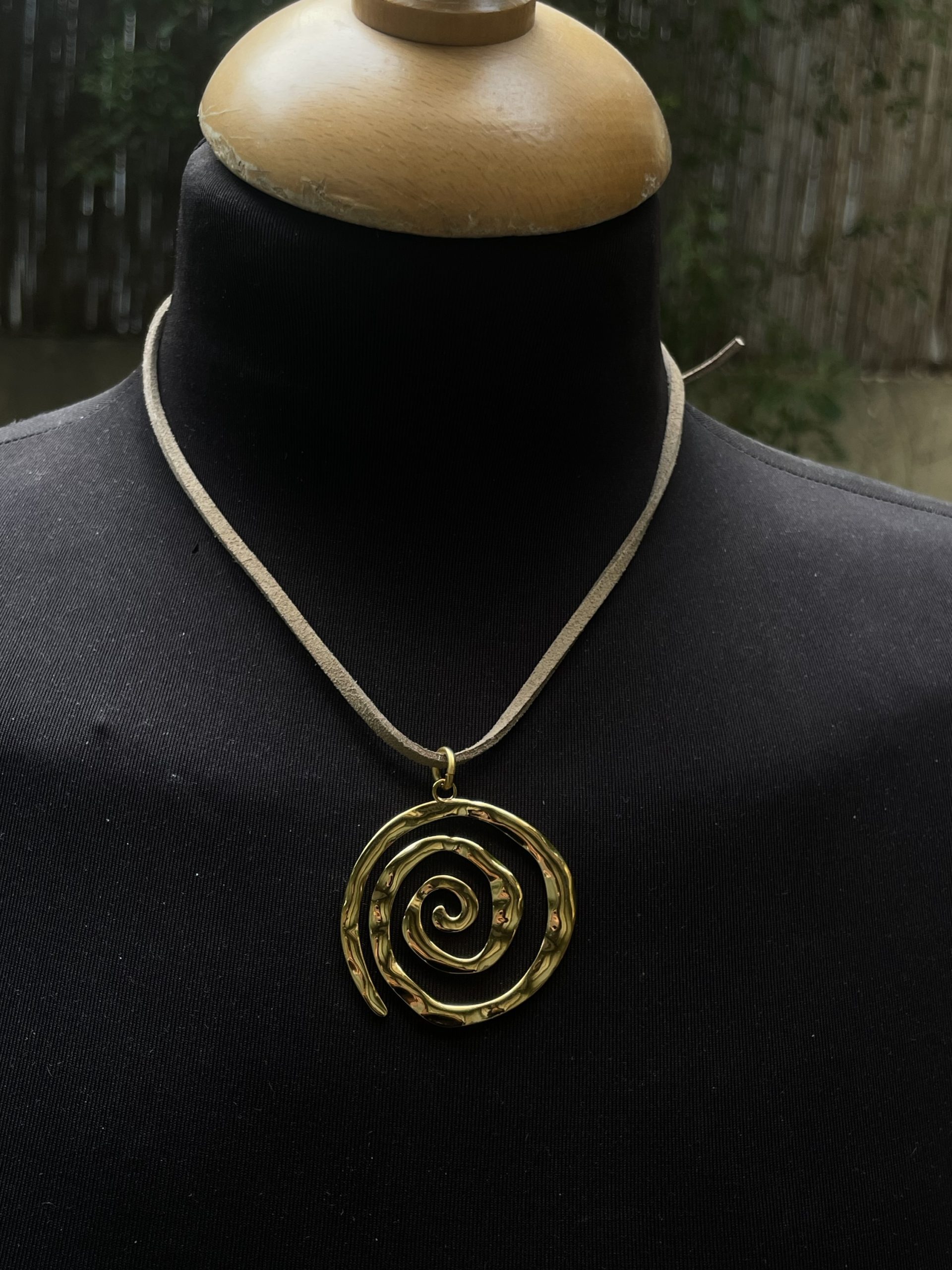 שרשרת חוט זמש עם תליון ספירלה בזהב