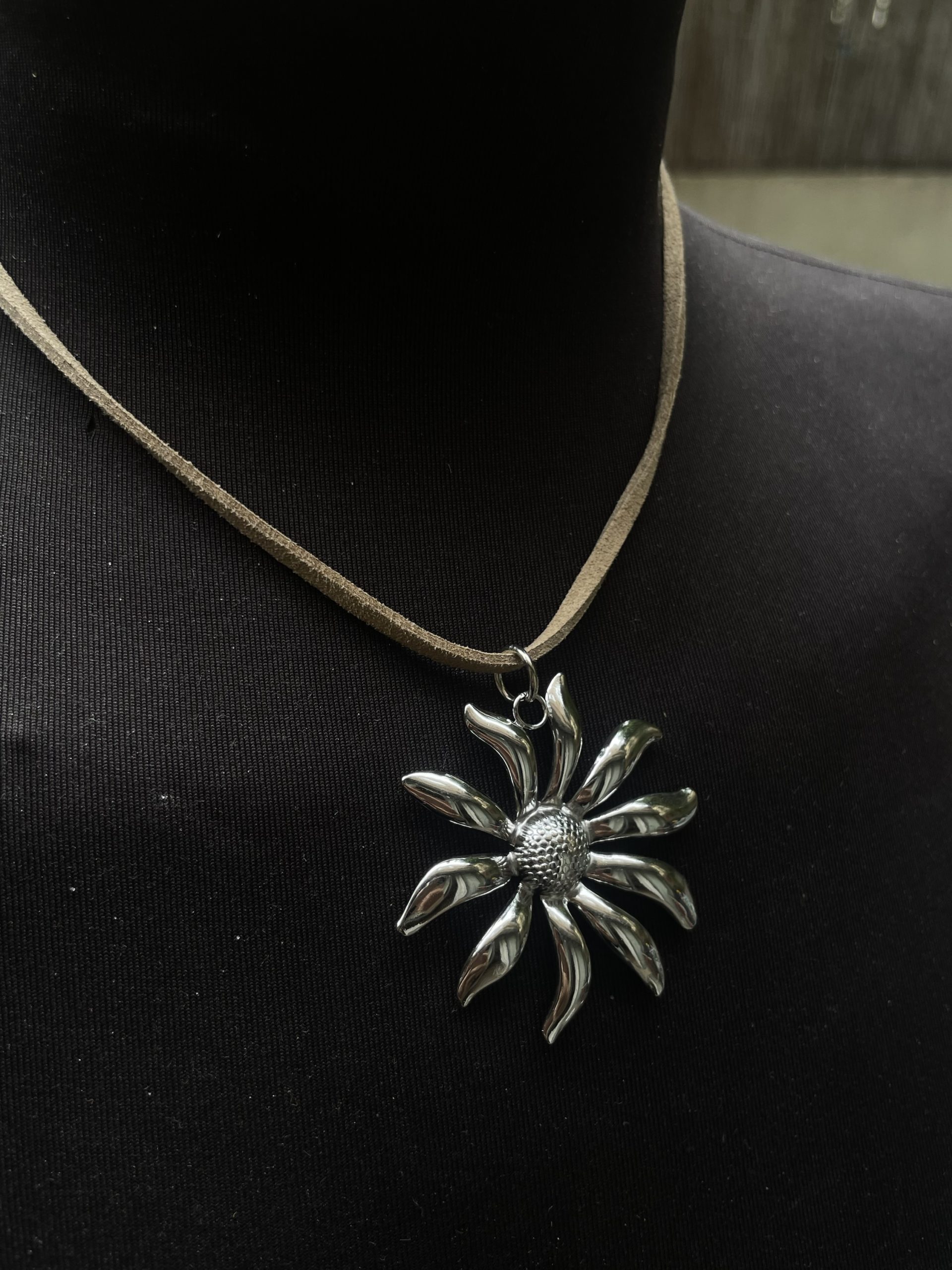 שרשרת חוט זמש עם תליון פרח